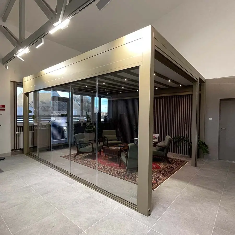 Faltpergola mit Glasschiebewand im Schauraum - ARREA