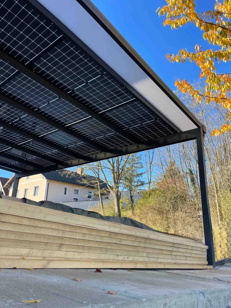 Carport mit Photovoltaik-Eindeckung - ARREA