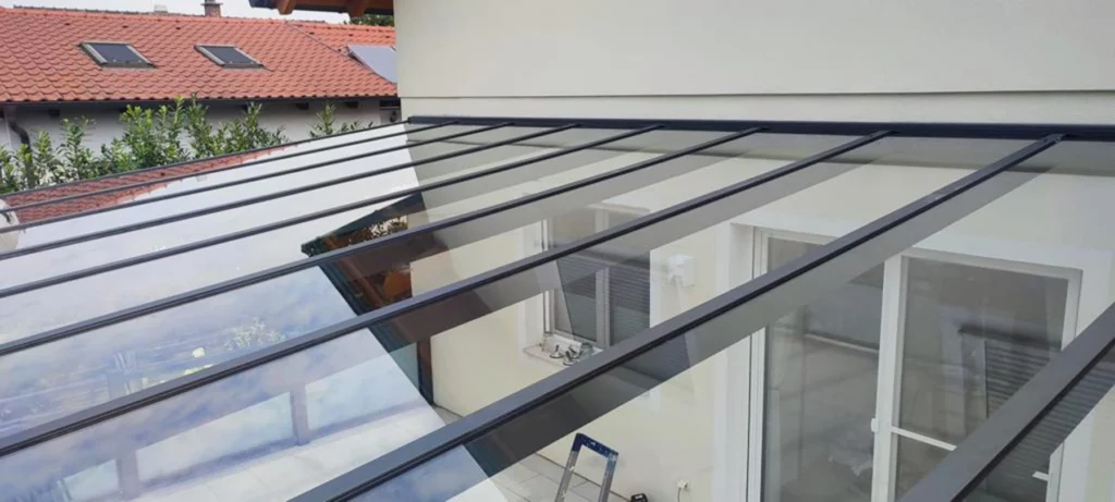 Aluminium Terrassenüberdachung mit VSG Glas Eindeckung - Blick von oben - ARREA