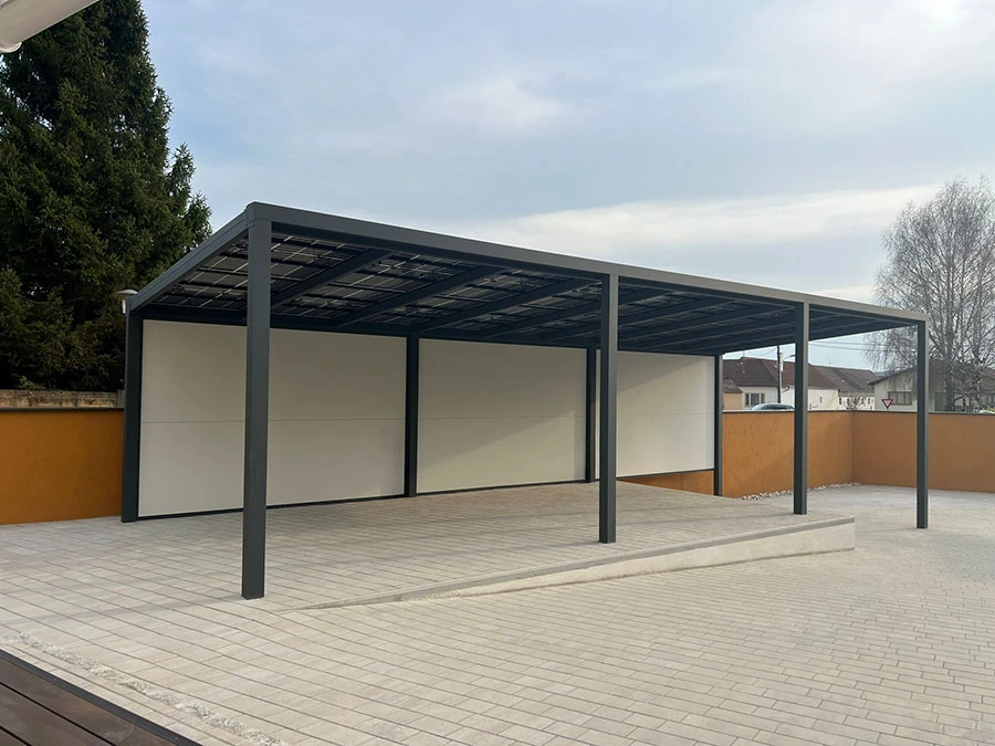 Großes Carport Aluminium mit Photovoltaik Eindeckung und ISO Wand - ARREA