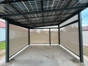 Fixe Terrassenüberdachung aus Aluminium mit Photovoltaik Eindeckung und Senkrechtmarkisen